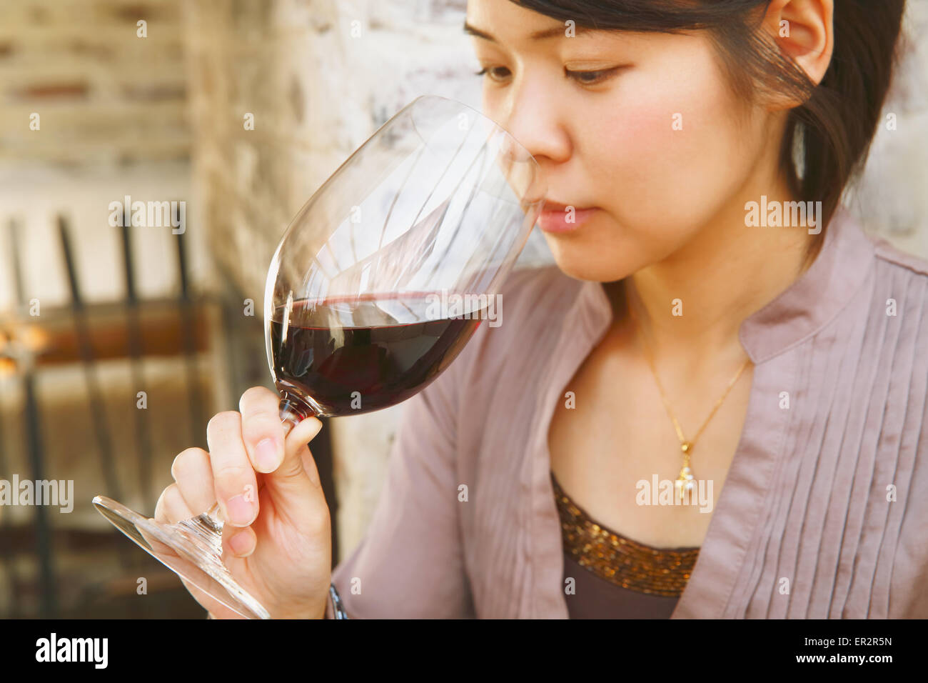 Junge Japanerin Weinprobe in einer modischen bar Stockfoto