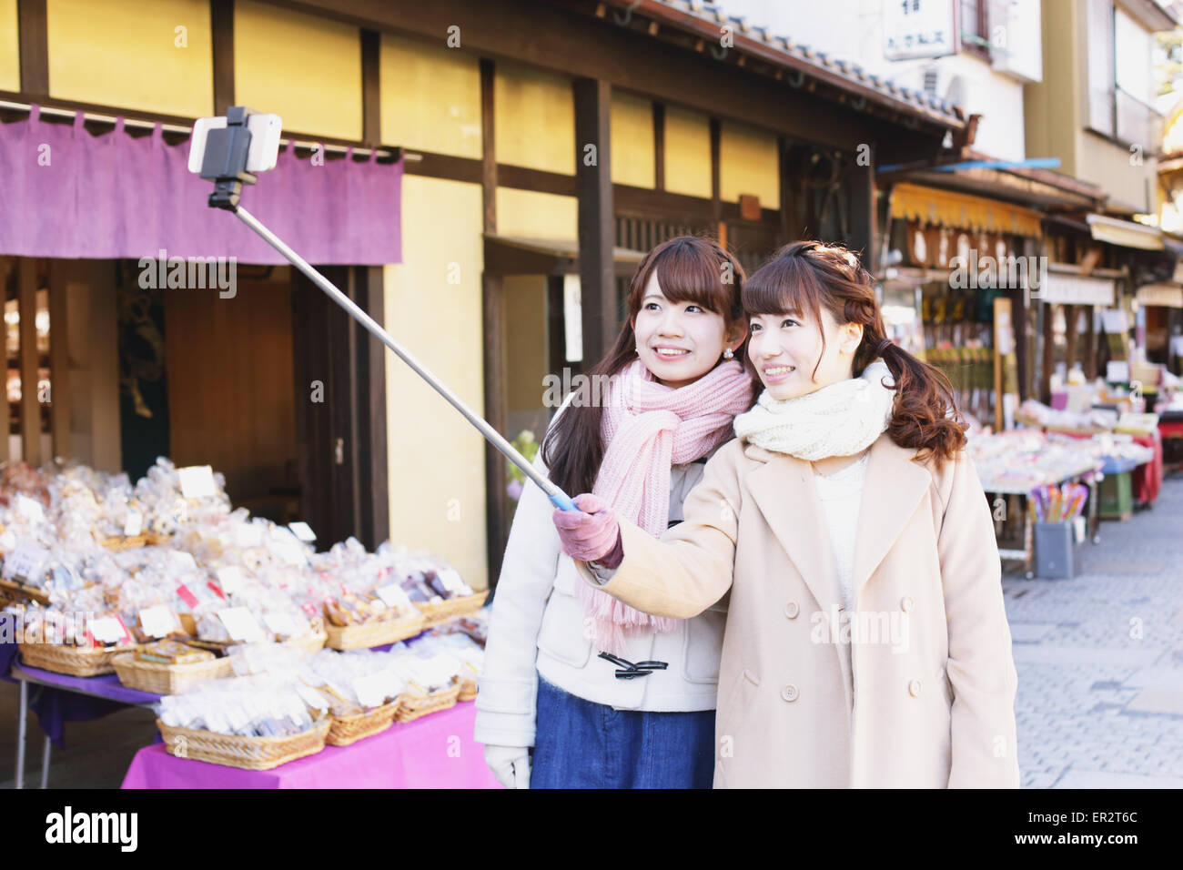 Zwei junge japanische Frauen, die ein Selbstporträt in Kawagoe Altstadt, Japan Stockfoto