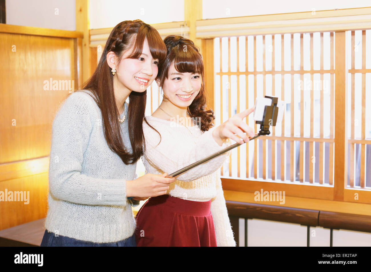 Zwei junge japanische Frauen, die ein Selbstporträt in Kawagoe Altstadt, Japan Stockfoto
