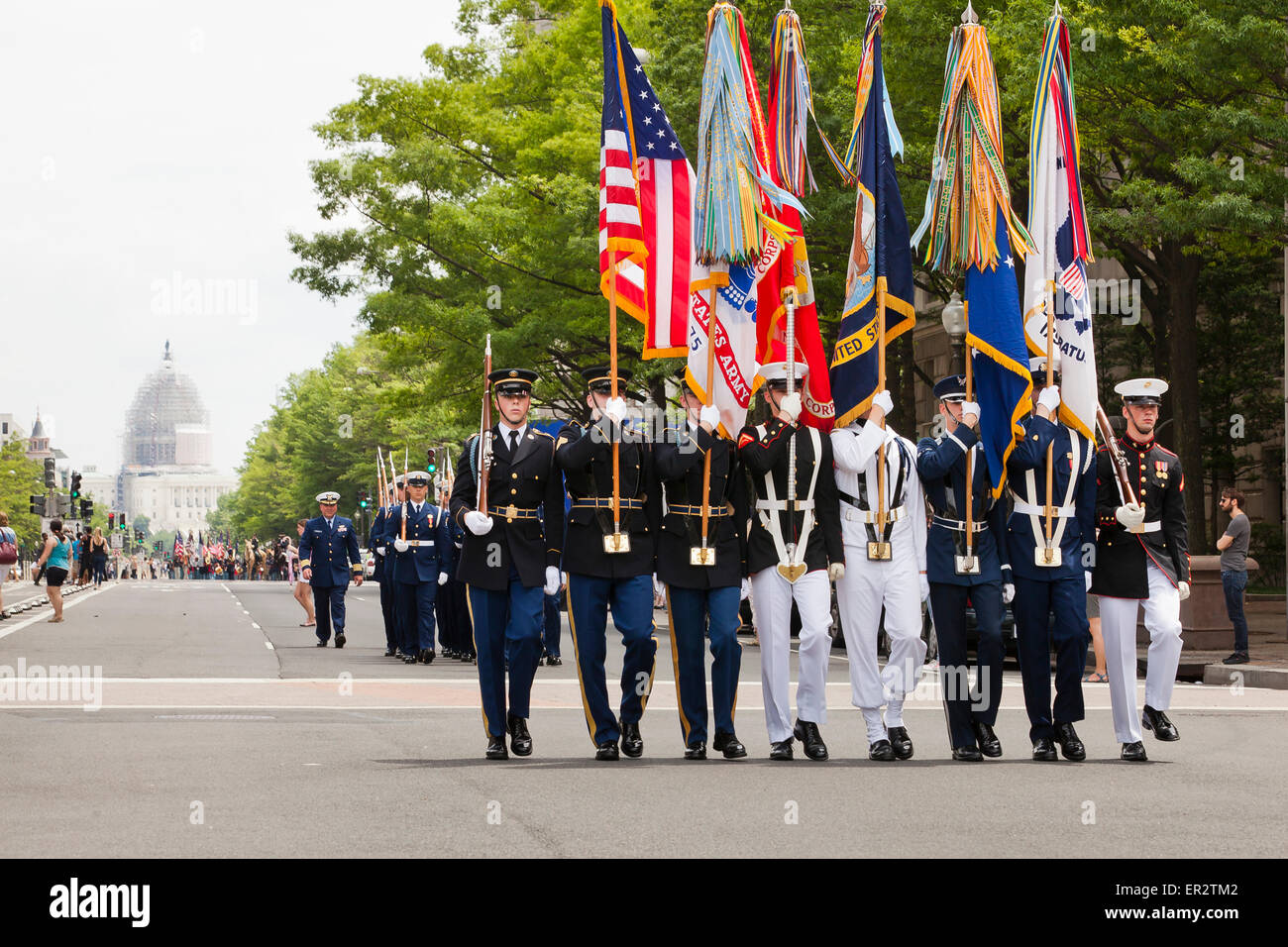 Gemeinsame Service-Ehrengarde marschieren während der 150-Jahr-Jubiläum der Grand Parade Review - Washington, DC USA Stockfoto