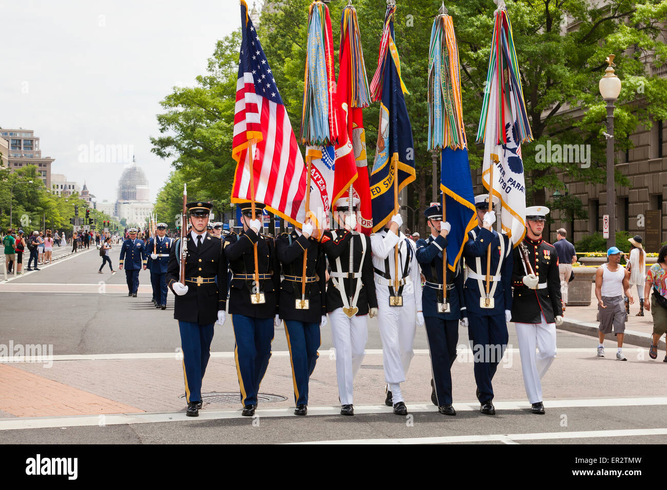 Gemeinsame Service-Ehrengarde marschieren während der 150-Jahr-Jubiläum der Grand Parade Review - Washington, DC USA Stockfoto