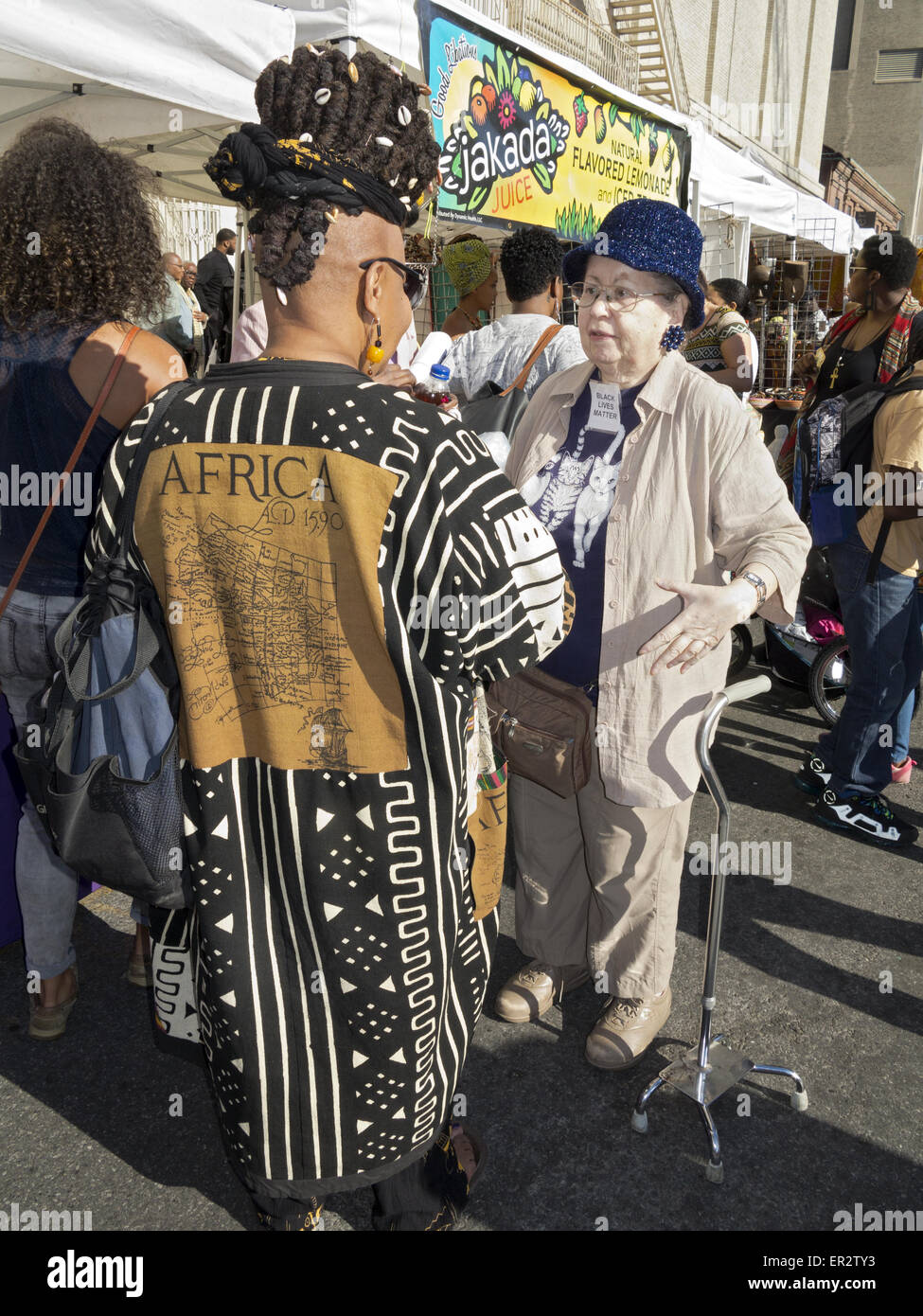 Frauen treffen sich in der Afrika-Tanzfestival im Fort Greene Abschnitt von Brooklyn in New York, 2015. Stockfoto