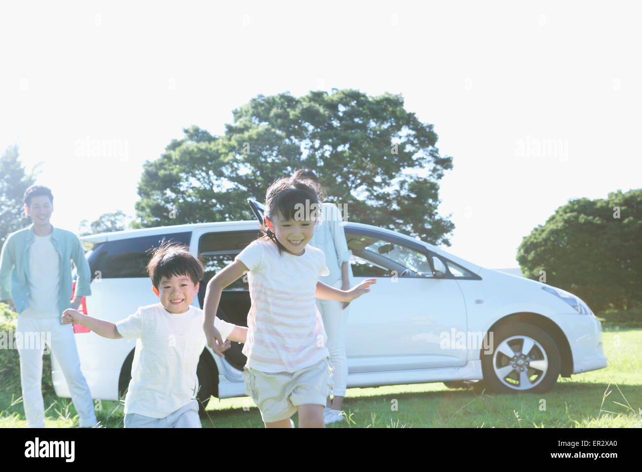 Japanische Familienglück mit Auto in einem Stadtpark Stockfoto