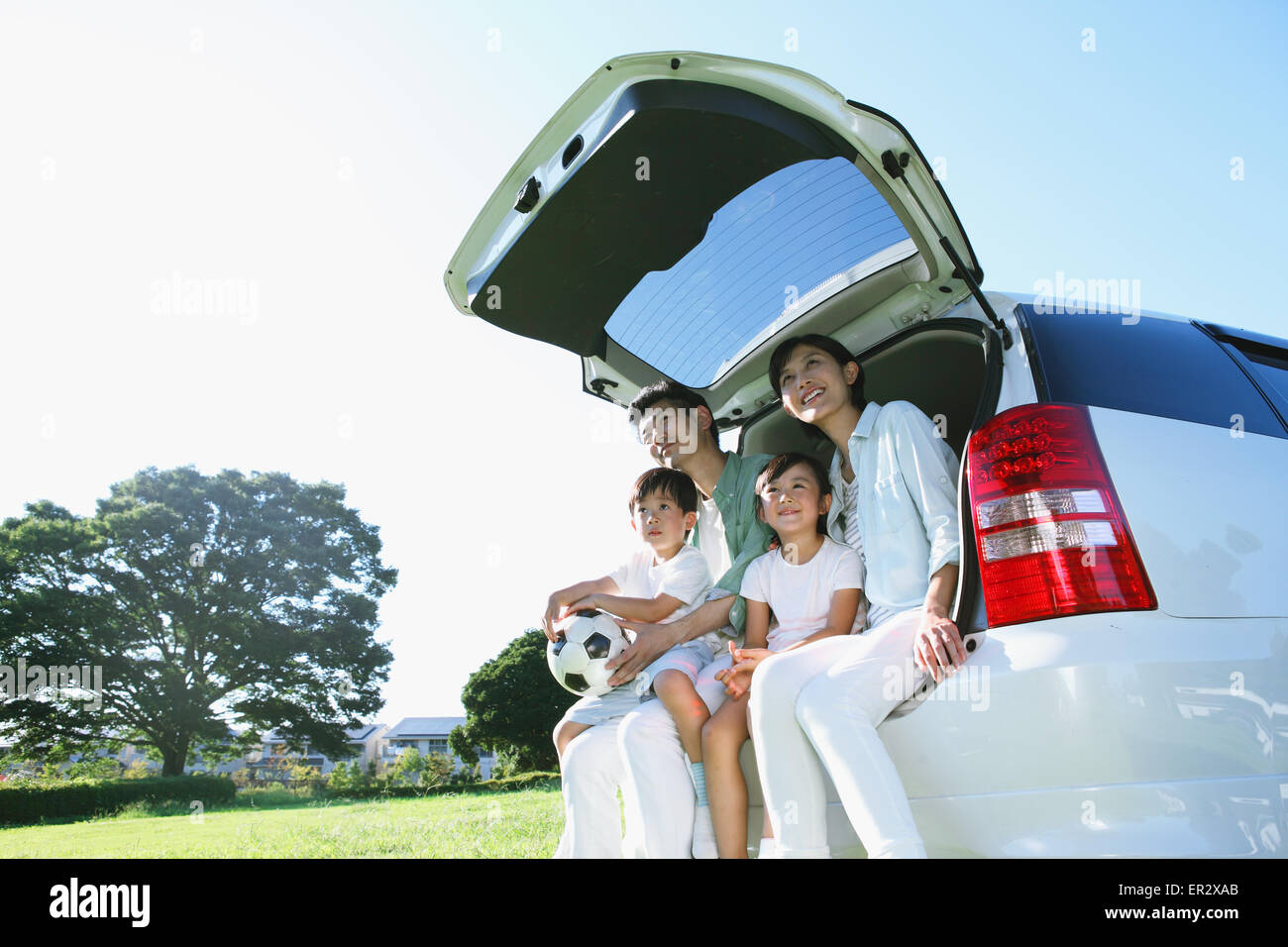 Japanische Familienglück mit Auto in einem Stadtpark Stockfoto