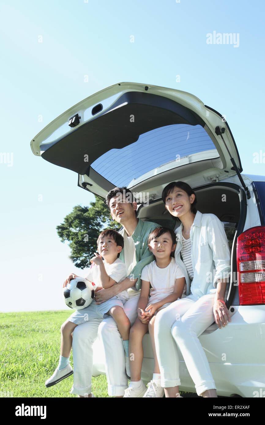Japanische Familienglück mit Auto in einem Stadtpark Stockfoto