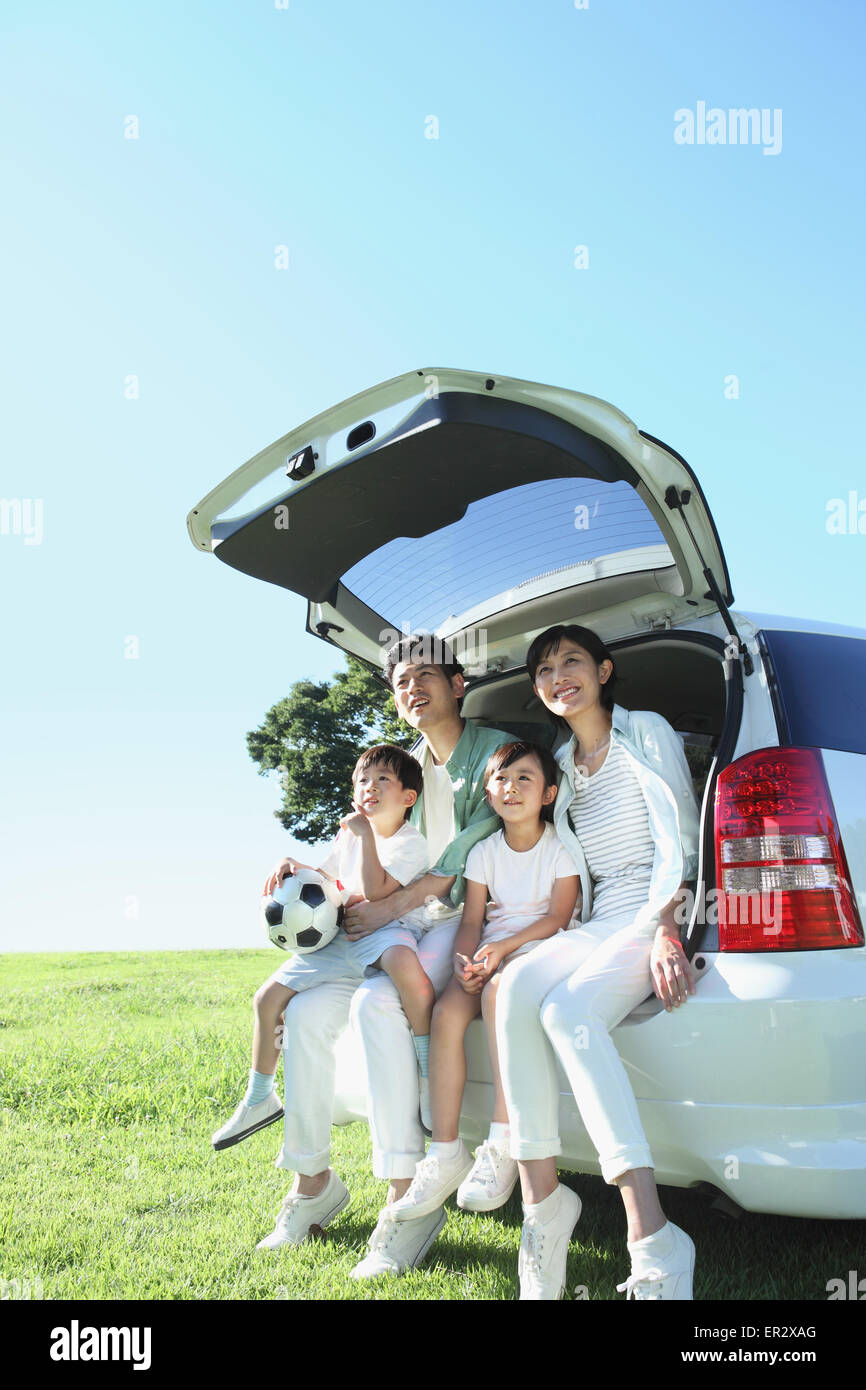 Japanische Familienglück mit Auto in einem Stadtpark Stockfoto