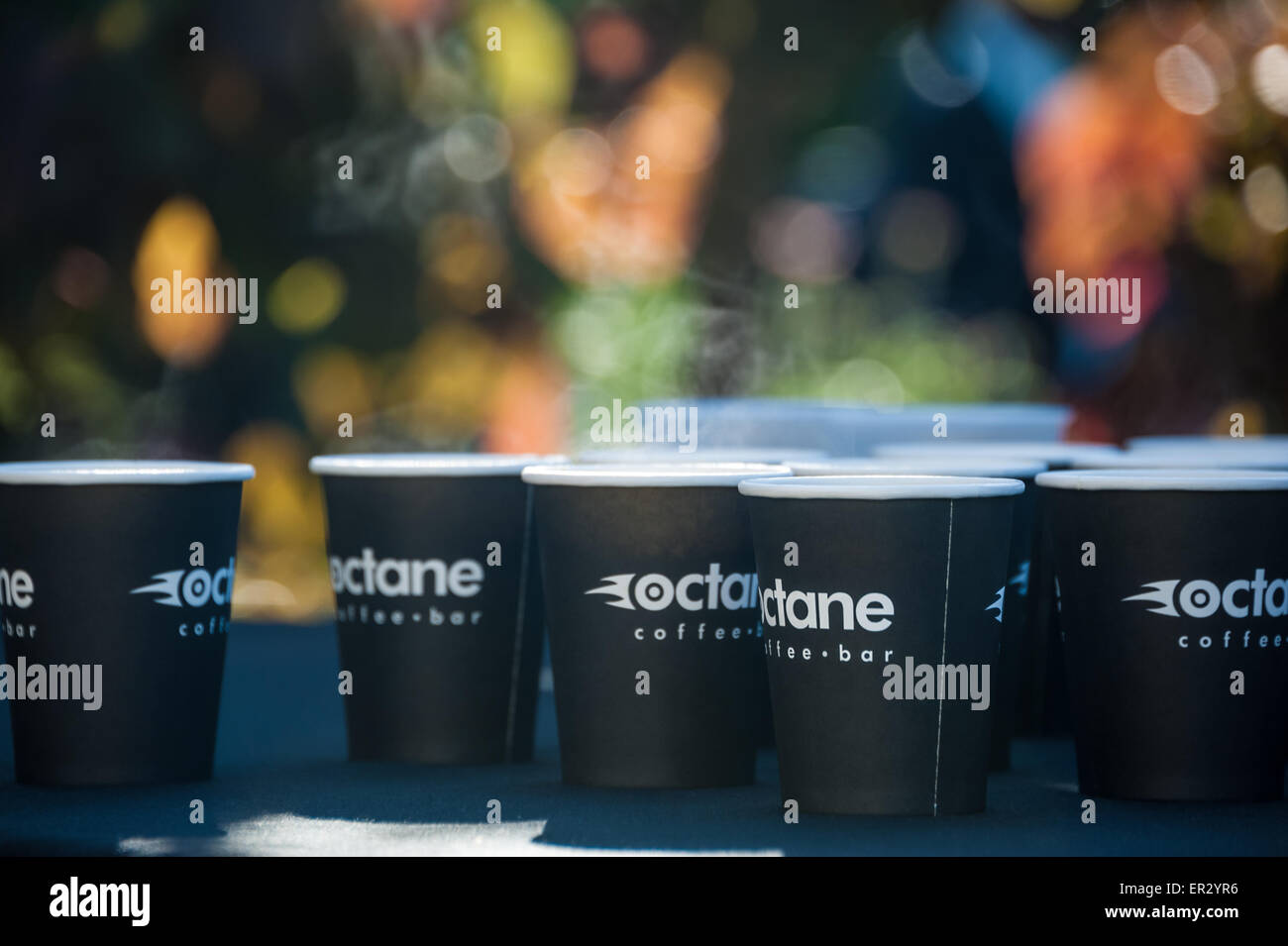 Aufwachen zu den guten Dingen – dampfende Tassen heißen Octane Coffee im Callanwolde Fine Arts Center for Creative Mornings Atlanta. (USA) Stockfoto