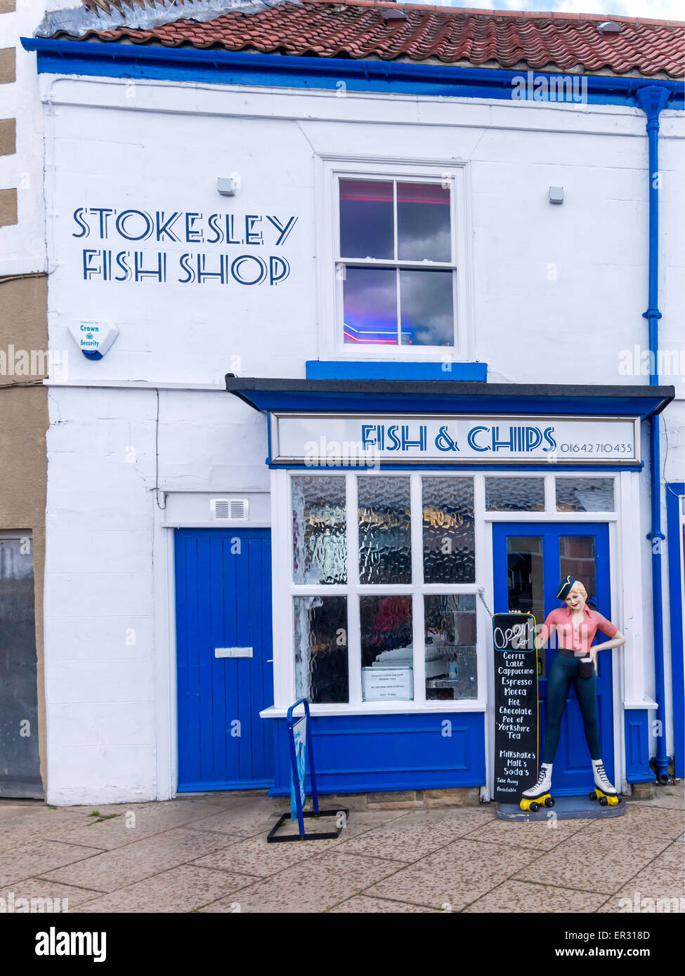 Fish &amp; Chips-Shop und Restaurant Stokesley North Yorkshire England eingerichtet wie ein American Diner mit Männchen Frau Stockfoto