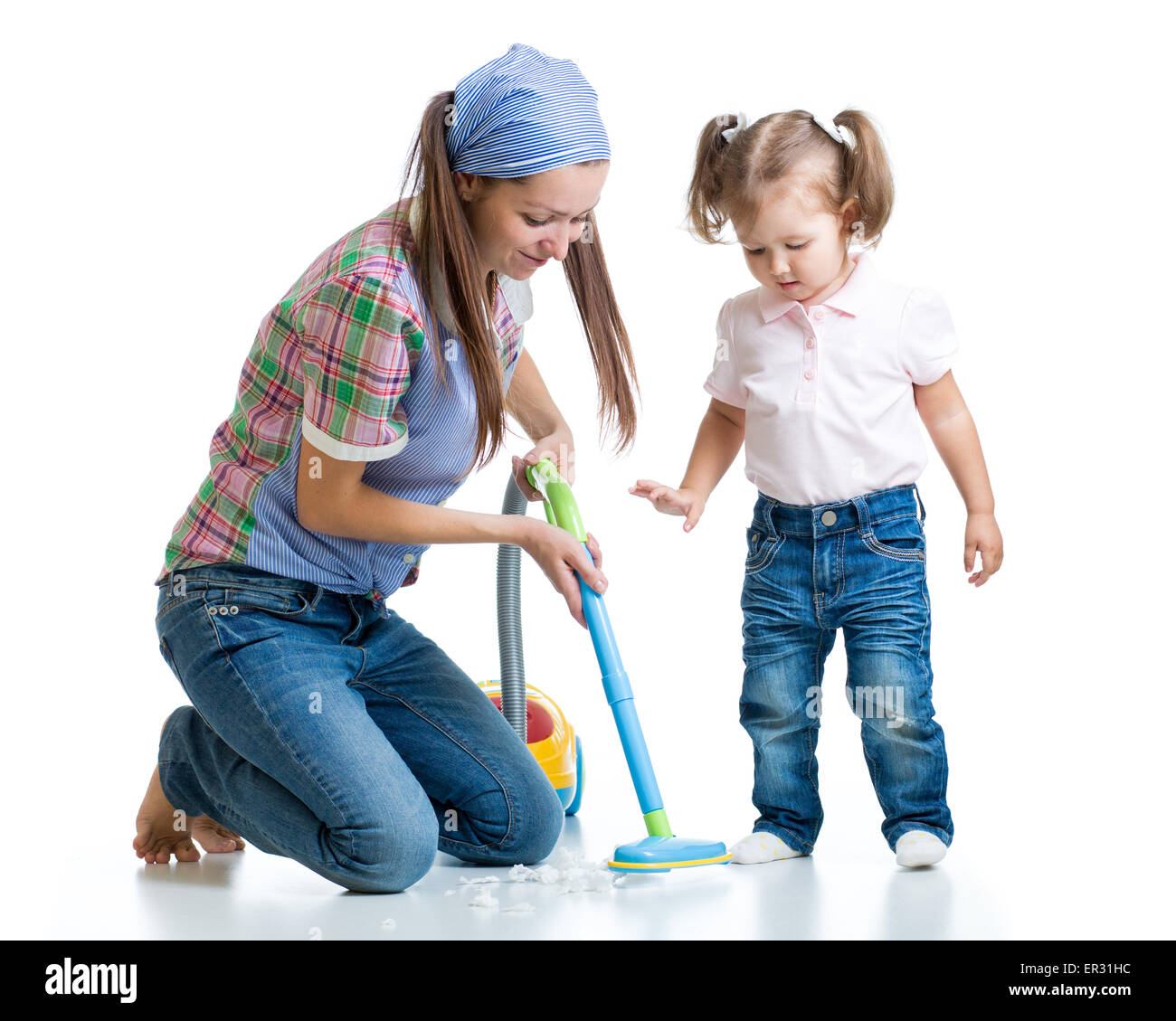Kind Mädchen und Mama Reinigung Zimmer isoliert Stockfoto