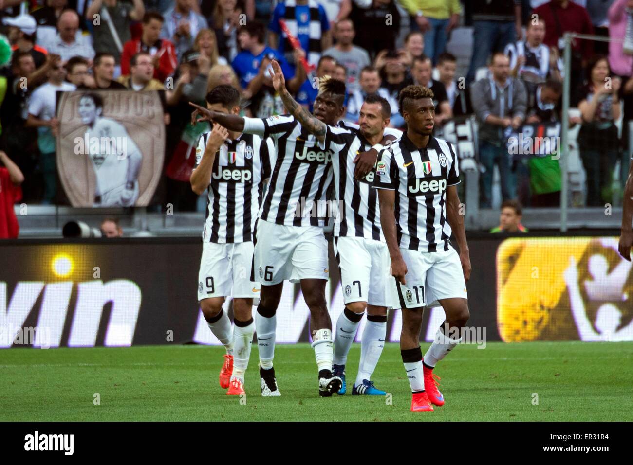 Turin, Italien. 23. Mai 2015. (L-R) Alvaro Morata, Paul Pogba, Simone Pepe, Kingsley Coman (Juventus) Fußball: Juventus Teamgruppe feiern ihre Seite dritten Tor von Simone Pepe Strafstoß in der italienischen Serie A Spiel zwischen Juventus 3-1 Napoli bei Juventus Stadium in Turin, Italien. © Maurizio Borsari / / AFLO/Alamy Live-Nachrichten Stockfoto