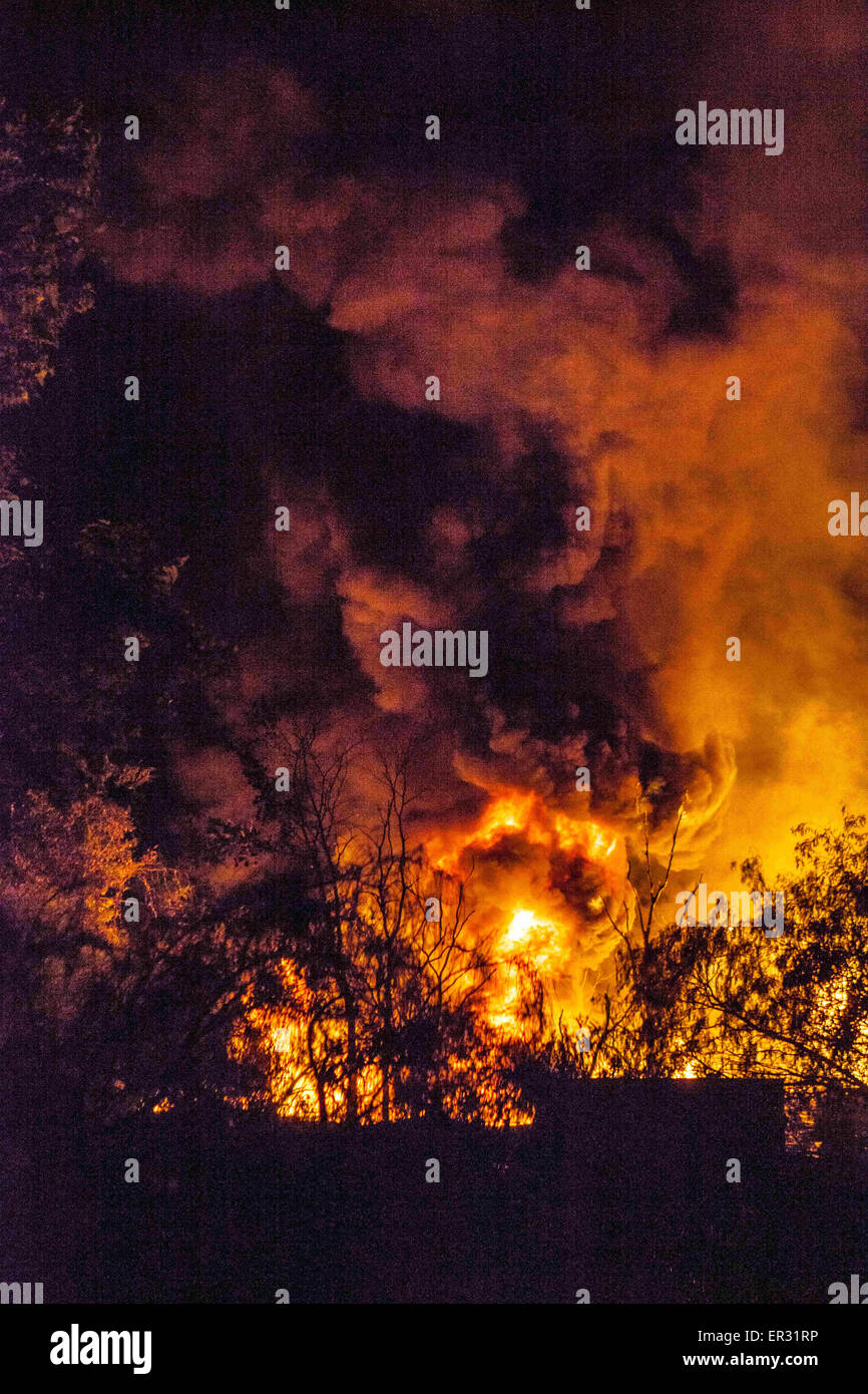 Lockhart, Texas, USA. 25. Mai 2015. Ein Öltank brennt nach Lightnening in der Nähe von Lockhart, Texas Blitzeinschlages. Bildnachweis: Rustin Gudim/ZUMA Draht/Alamy Live-Nachrichten Stockfoto