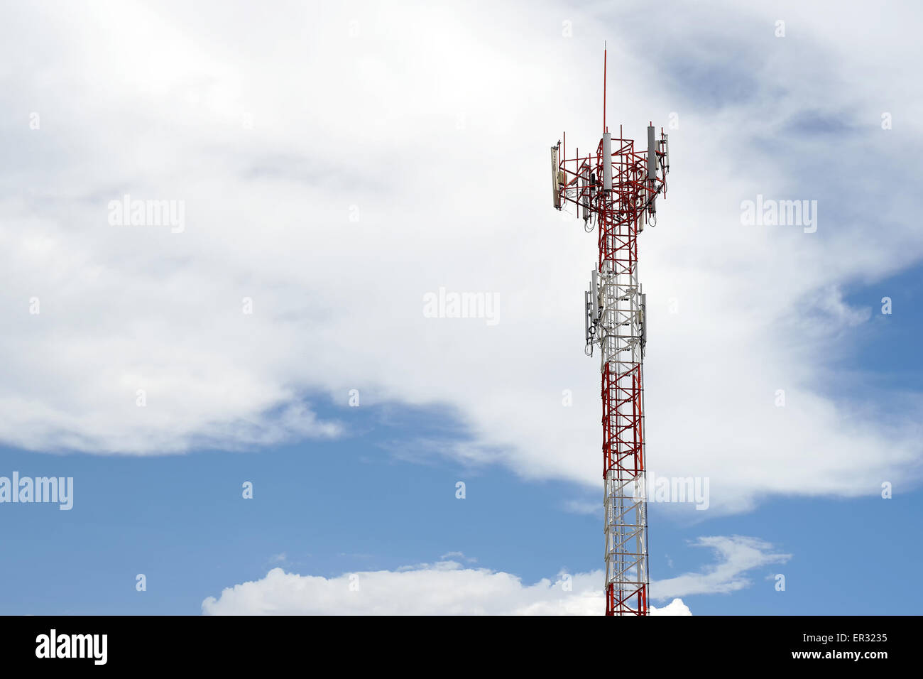 Fernmeldeturm mit schönen Himmelshintergrund Stockfoto