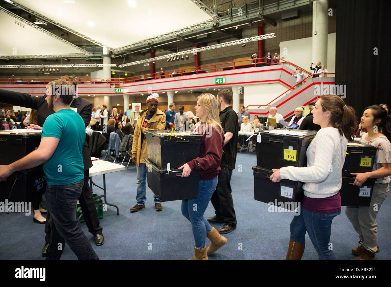 Wahlurnen zu zählen, um im ICC in Birmingham für die Parlamentswahlen 2015 stattfinden Stockfoto