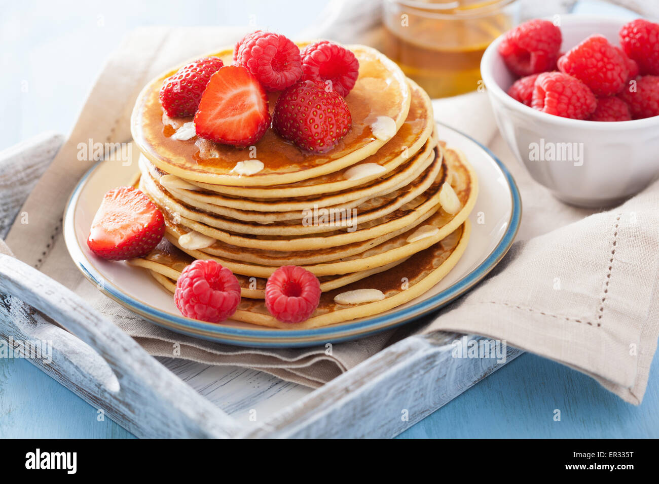 Pfannkuchen mit Beeren und Honig Stockfoto