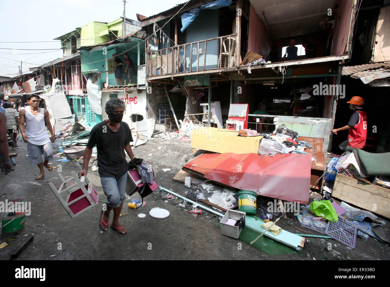 Caloocan City, Philippinen. 26. Mai 2015. Bewohner zu evakuieren mit ihren Habseligkeiten wie Demolition Teams Shanties in Caloocan City, Philippinen, 26. Mai 2015 demontieren. Vier Menschen wurden verletzt, während zwei andere wurden festgenommen, nachdem Bewohner mit den Behörden kollidierte. 500 Familien wurden in den Abriss der Slum-Gegend obdachlos. Bildnachweis: Rouelle Umali/Xinhua/Alamy Live-Nachrichten Stockfoto