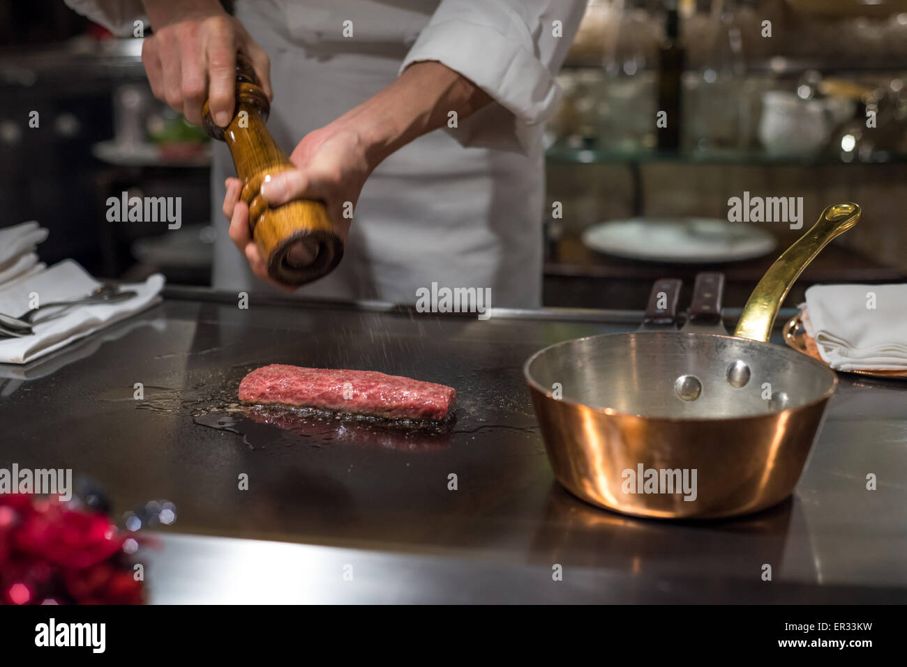 Koch Kochen Wagyu Rindfleisch im japanischen Teppanyaki Restaurant, Tokio, seichtem Fokus Stockfoto