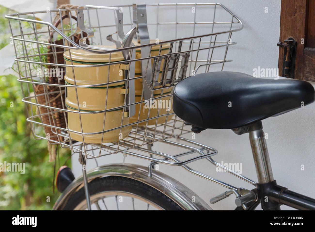 der Thailand traditionelle Beige Tiffin Träger im Fahrradkorb Stockfoto