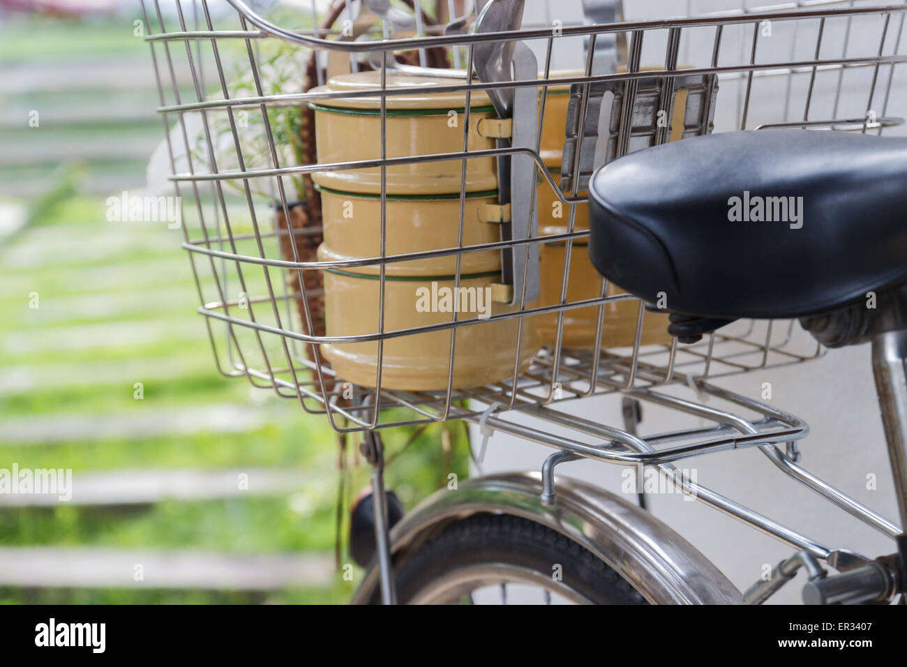der Thailand traditionelle Beige Tiffin Träger im Fahrradkorb Stockfoto