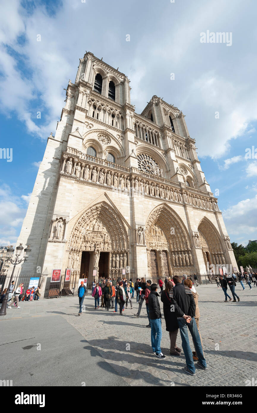 PARIS, Frankreich - Mai 2013: Touristen versammeln sich im Parvis Notre-Dame - Place Jean-Paul II am westlichen Eingang zur Kathedrale. Stockfoto
