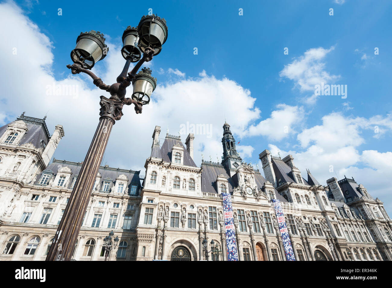 PARIS, Frankreich - Mai 2013: Ikonische Neo-Renaissance-Architektur des Hotel de Ville-Rathaus dominiert ein Häuserblock. Stockfoto