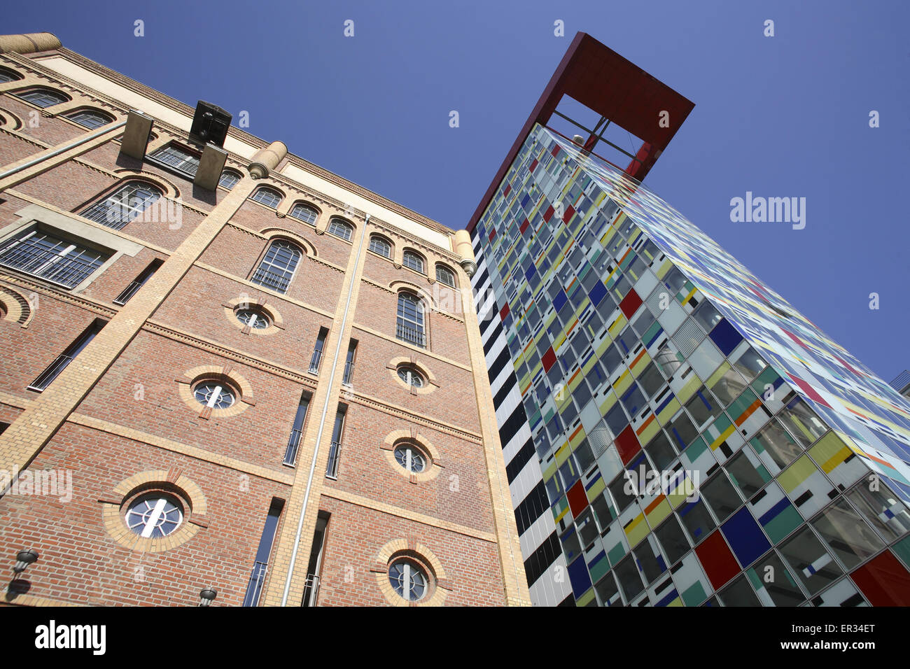 DEU, Deutschland, Düsseldorf, Medienhafen (Medienhafen) Colorium Wolkenkratzer, alten Magazin.  DEU, Deutschland, Duesse Stockfoto