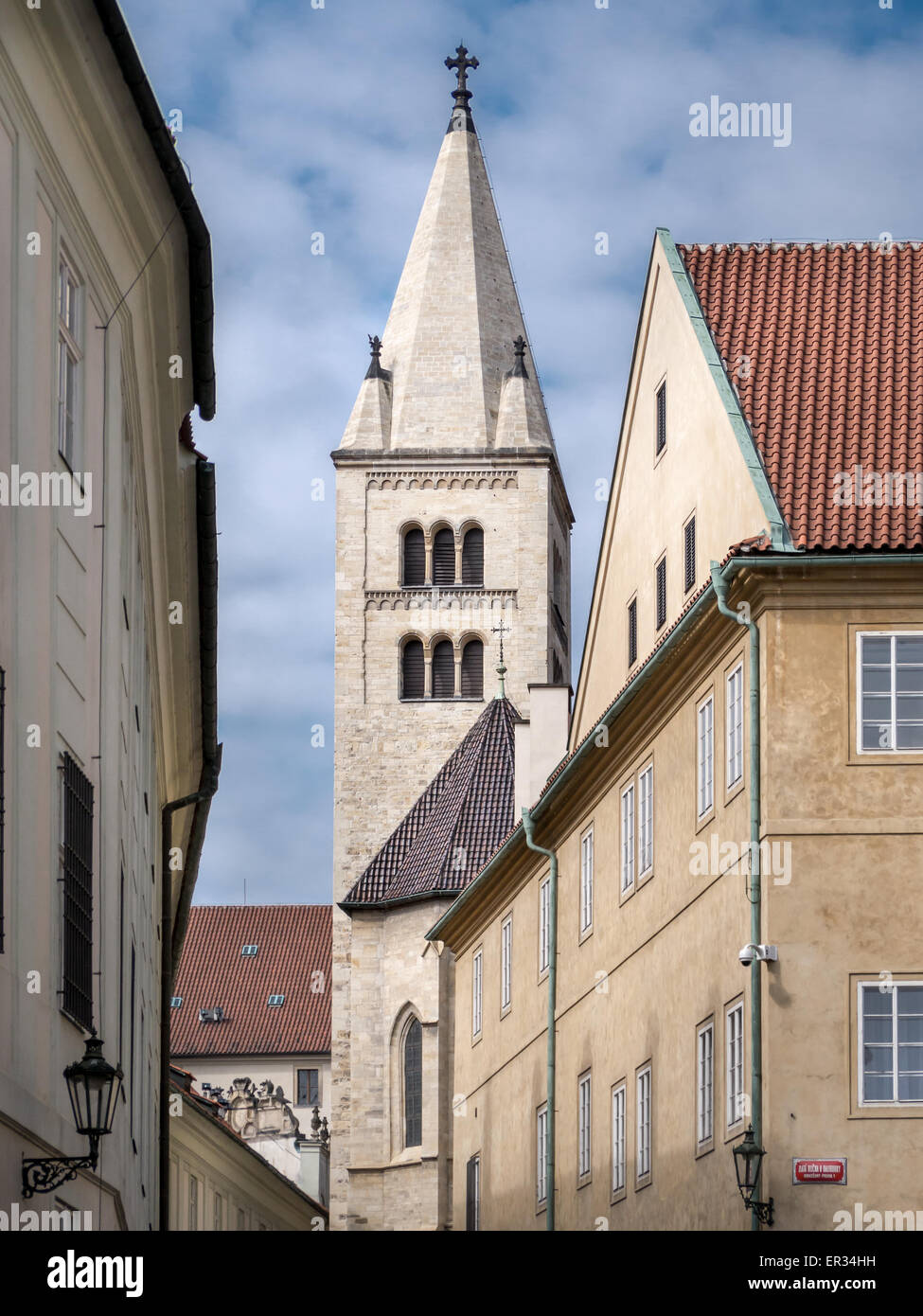 Eine Straße führt zum historischen Stadtteil so genannten Hradschin mit der Prager Burg, Prag, Tschechische Republik Stockfoto
