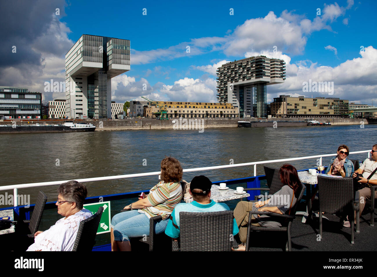 Europa, Deutschland, Nordrhein-Westfalen, Koeln, Blick von Einem Schiff der Köln-Düsseldorfer Deutsche Rheinschiffahrt AG zum Stockfoto