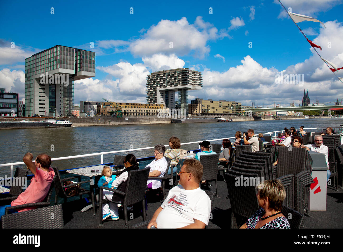 Europa, Deutschland, Nordrhein-Westfalen, Koeln, Blick von Einem Schiff der Köln-Düsseldorfer Deutsche Rheinschiffahrt AG zum Stockfoto
