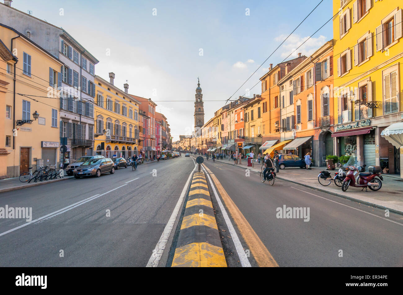 PARMA, Italien - 10. September 2014: Tag Blick auf downtown Hauptstraße mit Geschäften und den Bürgern in Parma, Italien. Stockfoto