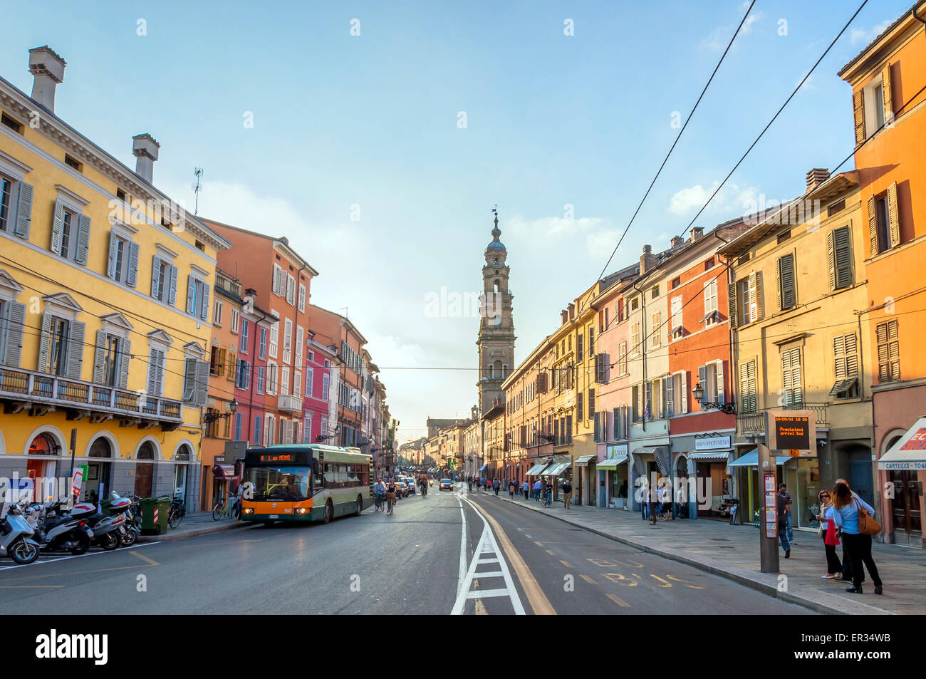 PARMA, Italien - 10. September 2014: Tag Blick auf downtown Hauptstraße mit Geschäften und den Bürgern in Parma, Italien. Stockfoto