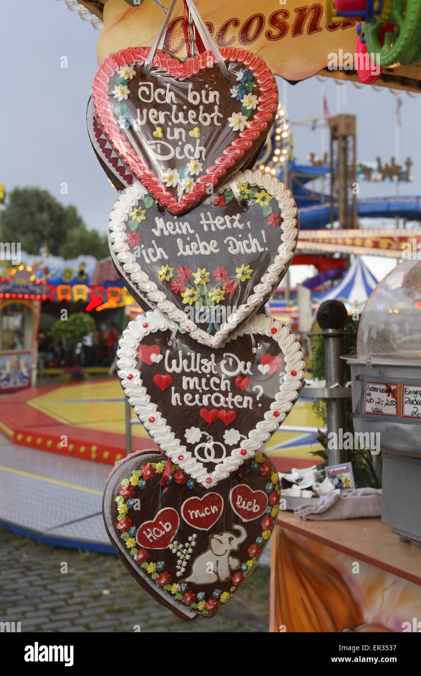 DEU, Deutschland, Düsseldorf, Kirmes am Ufer des Rheins in der Stadt Stadtteil Oberkassel, Herzen von Lebkuchen.  DEU Stockfoto