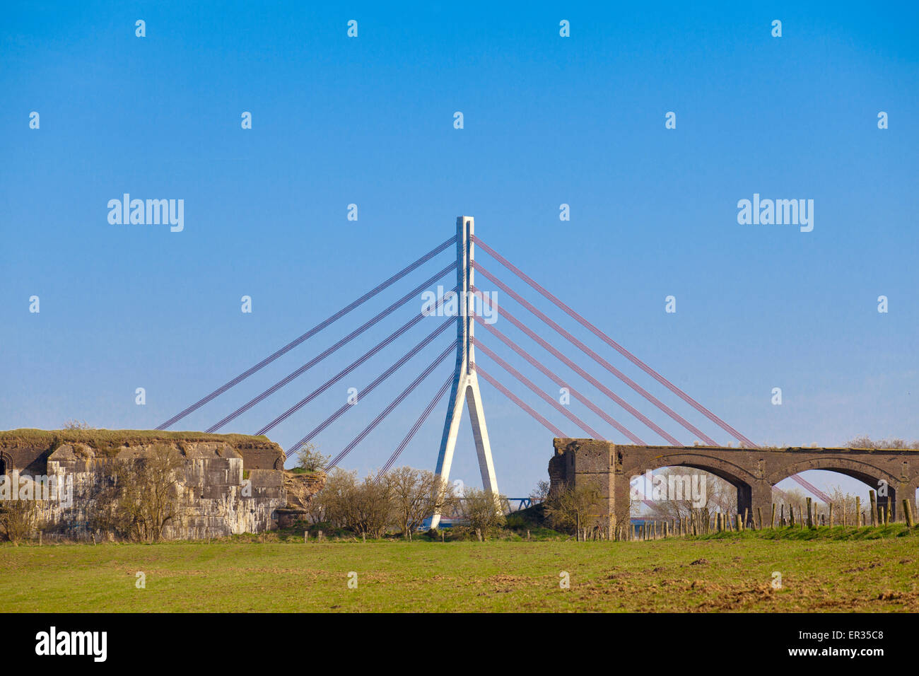 Europa, Deutschland, Nordrhein-Westfalen, Wesel, Niederrhein-Brücke über den Rhein und die alte Eisenbahn Brücke welche w Stockfoto