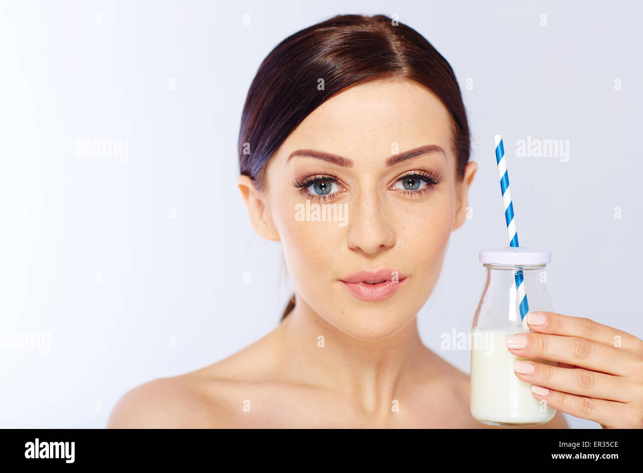 junge Frau mit einem Glas Milch Stockfoto