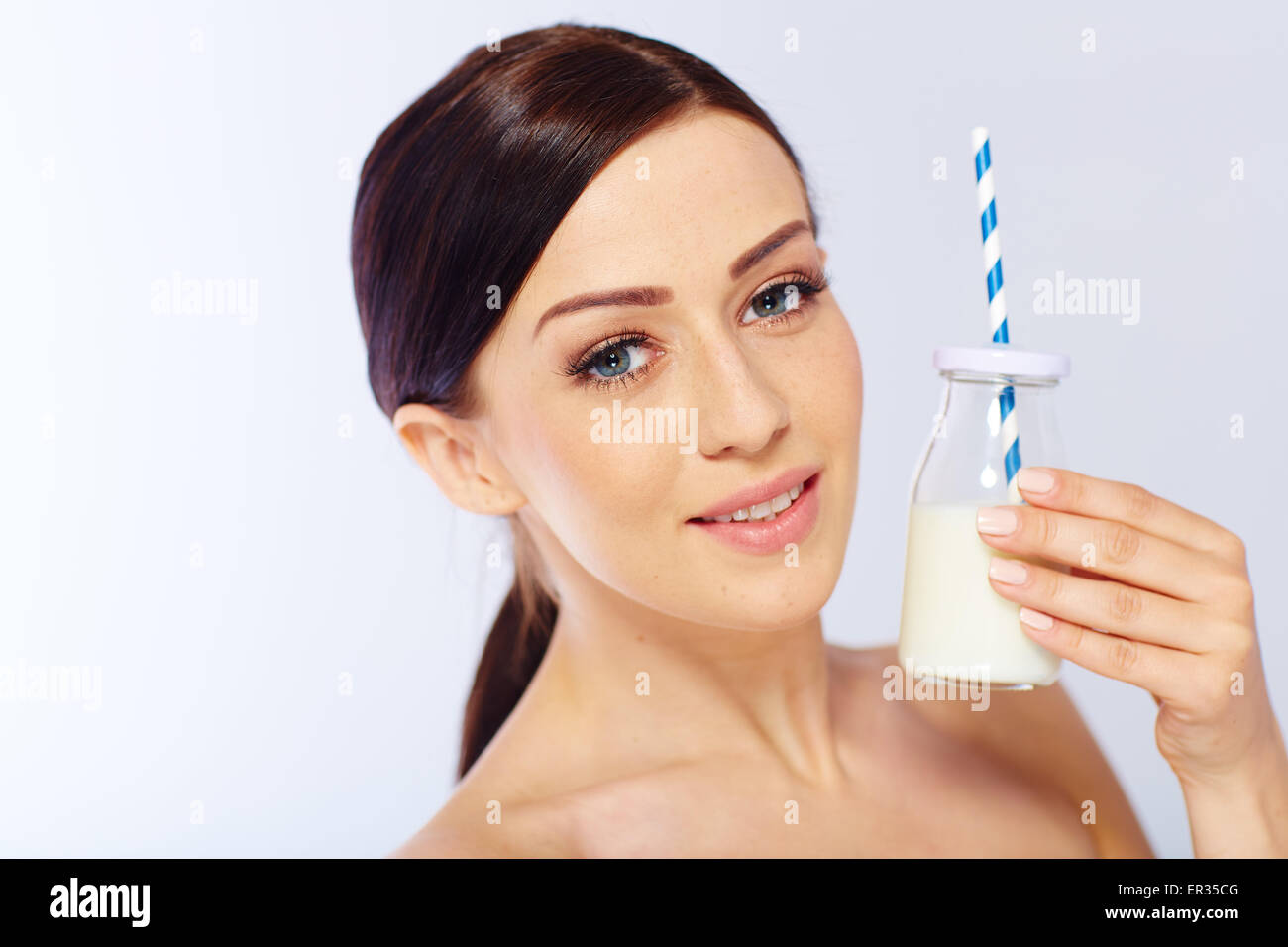 junge Frau mit einem Glas Milch Stockfoto