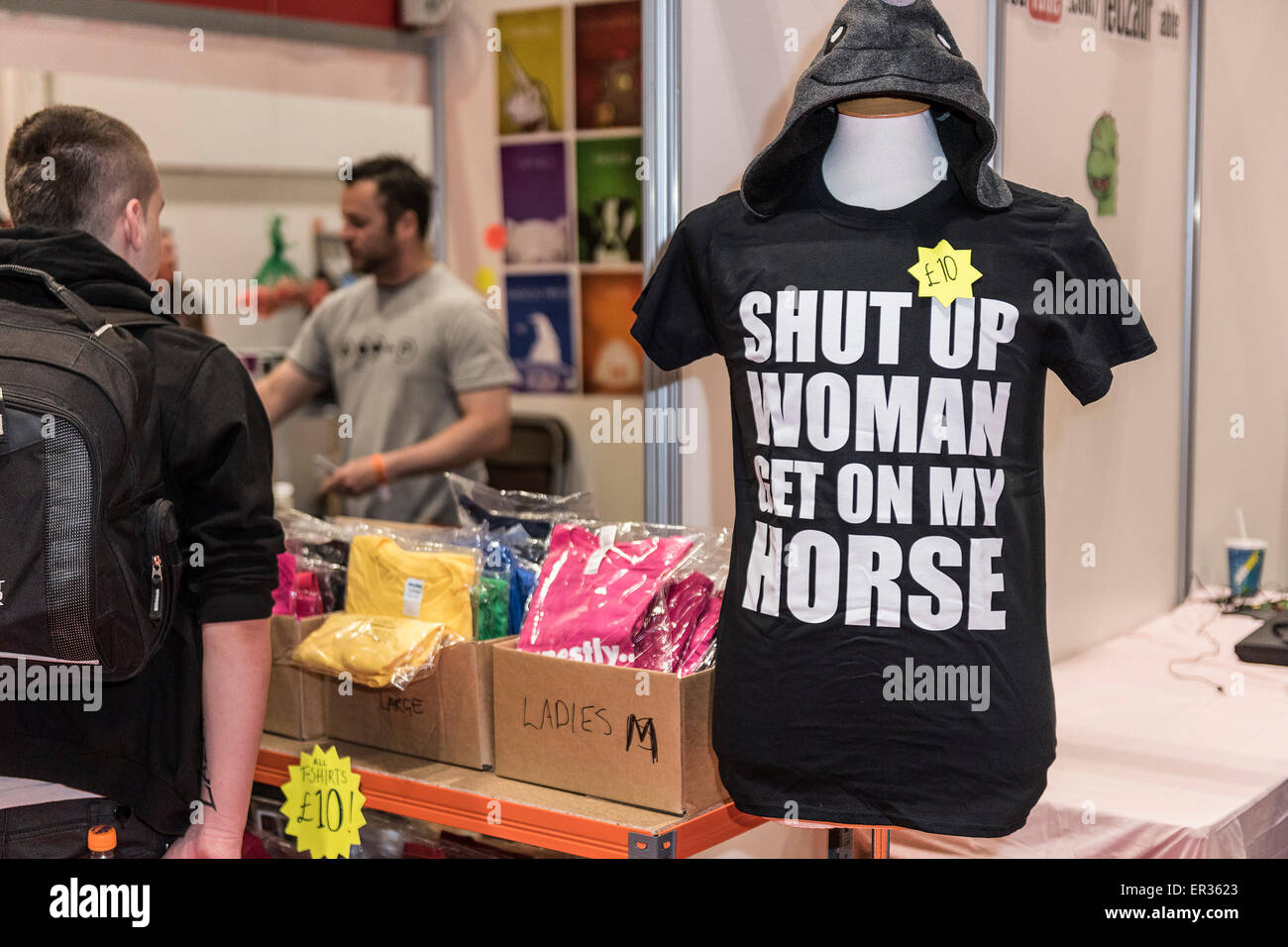 Fans und Freunde der MCM-London-Comic-Con im Excel Centre besuchen. Stockfoto