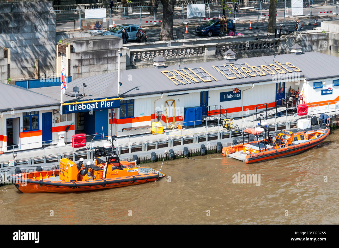 MK2 E Klasse Rettungsboote Hurley Burley und Legacy vertäut am Turm Rettungsstation am Victoria Embankment, London. Stockfoto