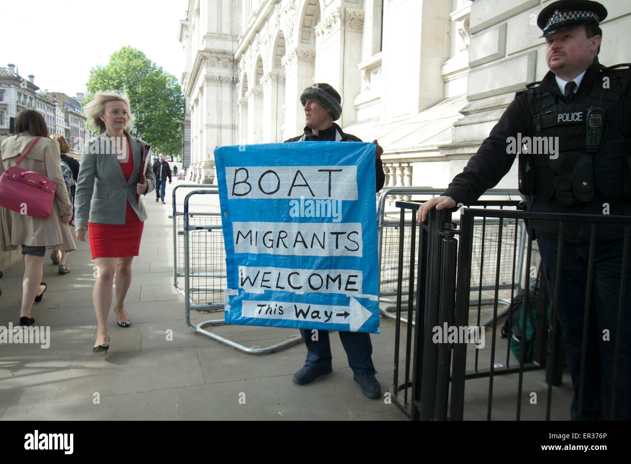 Westminster London.26th Mai 2015. Ein Demonstrant hält ein Plakat gegen Boot Migranten in das Vereinigte Königreich als Umwelt-Sekretärin Liz Truss für die wöchentlichen Kabinettssitzung am Downing Street Kredit ankommt: Amer Ghazzal/Alamy Live-Nachrichten Stockfoto