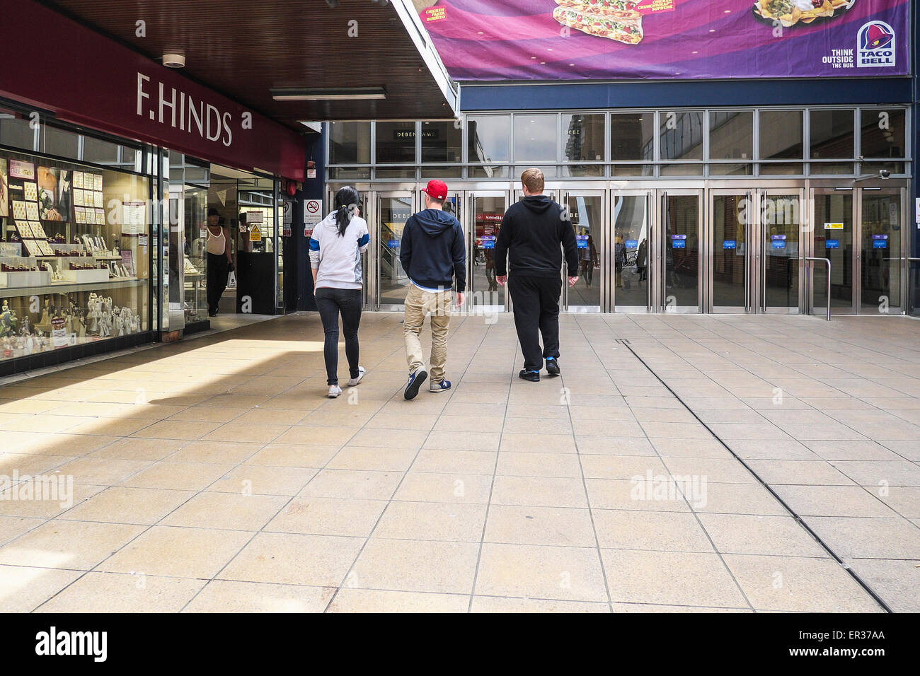 Drei Jugendliche gehen in Basildon Stadtzentrum. Stockfoto