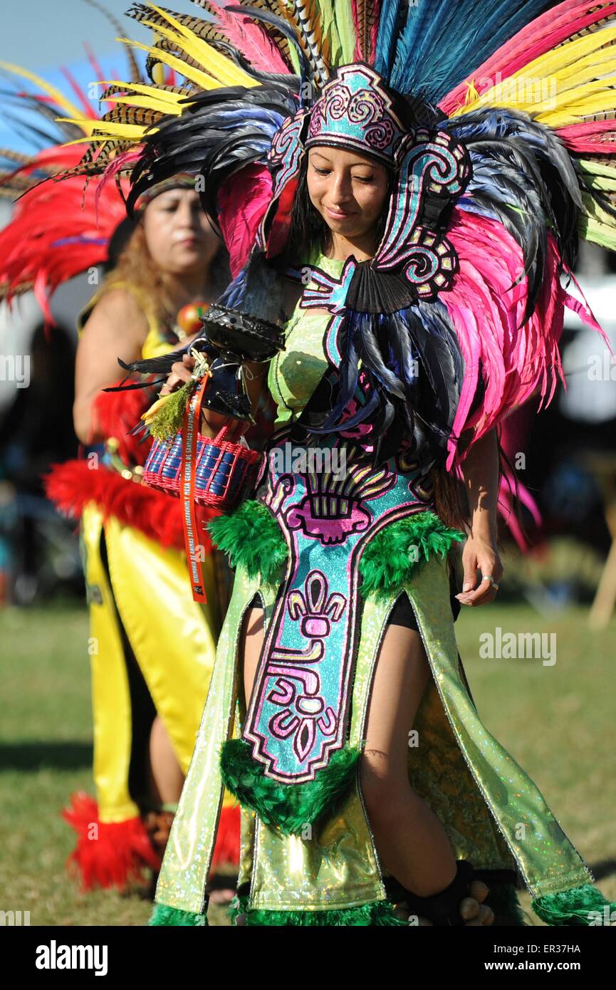 Gekleidet in zeremonielle Tracht Indianer nimmt an traditionellen Tänzen Teil während der jährlichen Erbe Tag Pow Wow 25. November 2014 in South Gate in Kalifornien. Stockfoto