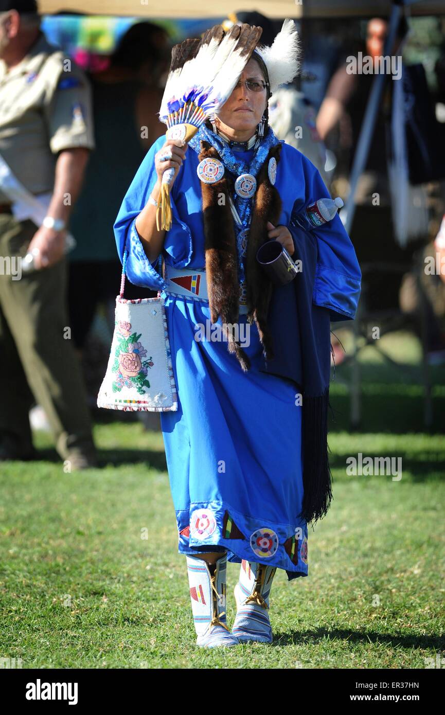 Im Ruhestand United States Navy Chief Petty Officer, Linda alt Horn-Purty, ein Mitglied der Krähe Stamm Tänze der traditionelle indianische Kürbis Tanz im jährlichen Erbe Tag Pow Wow 25. November 2014 in South Gate in Kalifornien. Stockfoto