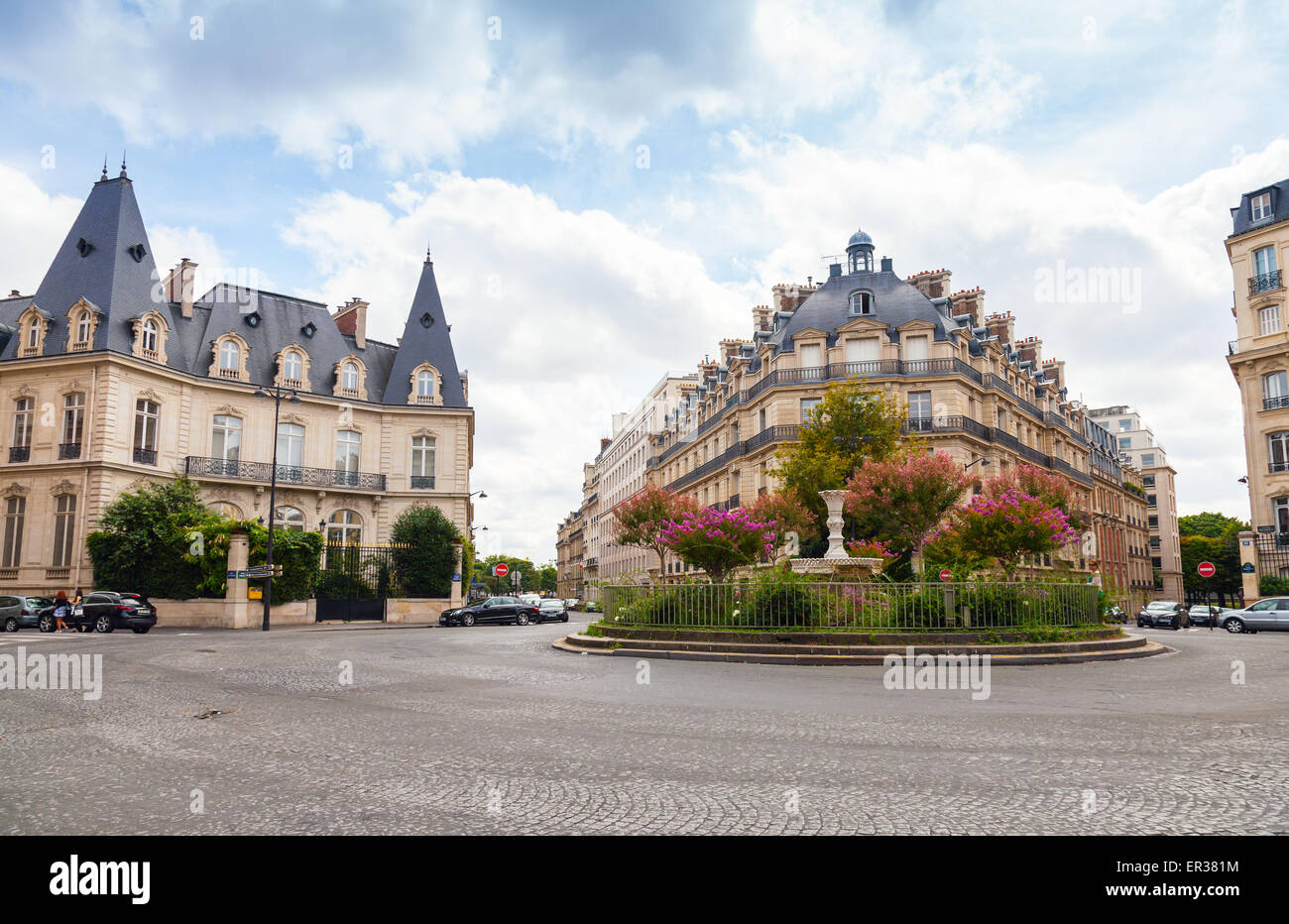 Paris, Frankreich - 9. August 2014: Panorama Stadtbild von Runde Place Francois 1er mit alten Brunnen und Blumen in der Mitte Stockfoto