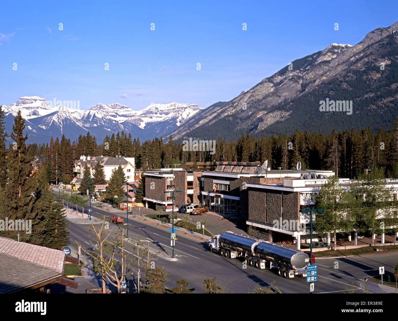 Erhöhten Blick entlang der Hauptstraße durch die Stadt Banff mit Schnee bedeckt Berge nach hinten, Banff, Kanada. Stockfoto