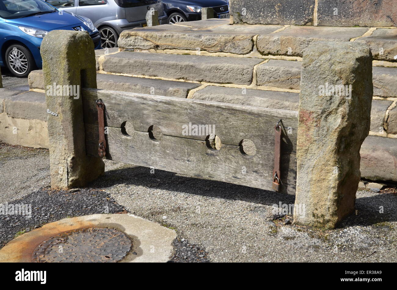 Eine Reihe von mittelalterlichen Bestände auf dem Marktplatz in Cumbria Stadt von Broughton in Furness Stockfoto