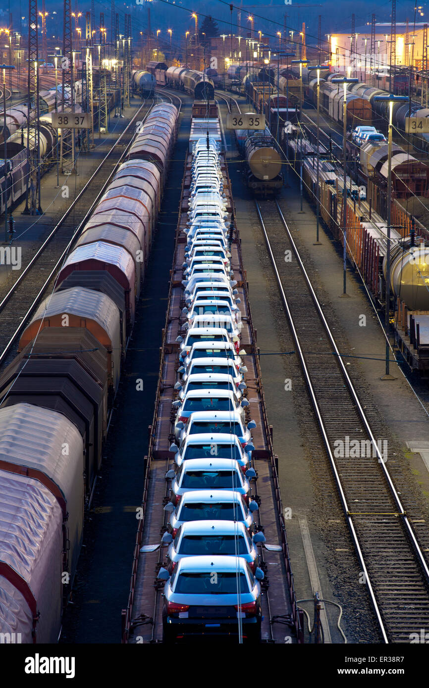 Europa, Deutschland, Ruhrgebiet, Hagen, Eisenbahn Rangierbahnhof im Stadtteil Vorhalle, Güterzüge mit Audi A1 Neuwagen.  Europ Stockfoto
