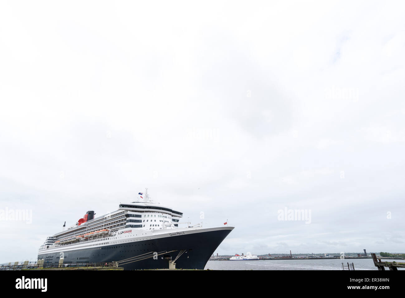 Liverpool, Vereinigtes Königreich. 25. Mai 2015. Die Stadt beherbergt die drei Königinnen Kreuzfahrtschiffe in Bildung auf den Fluss Mersey feiert 175 Jahre Cunard. Die Queen Mary 2 am Fluss Mersey angedockt. Bildnachweis: Paul Adams/Alamy Live-Nachrichten Stockfoto