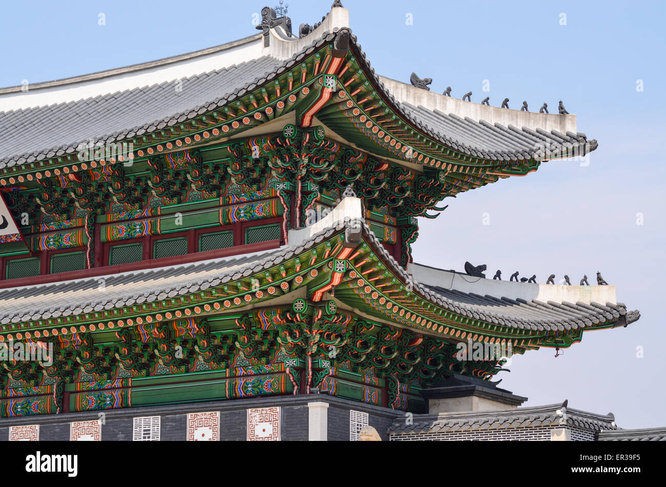 Antike Korean Palace Gebäude, zeigt Multi tiered Dach bei Tag Stockfoto