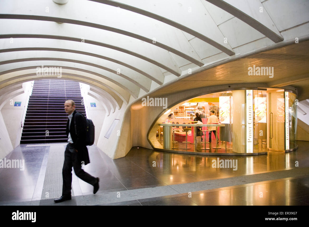 Europa, Belgien, Liege, Passage mit Geschäften und Bars am Bahnhof Liège-Guillemins, Architekt Santiago Calatrava Europ Stockfoto