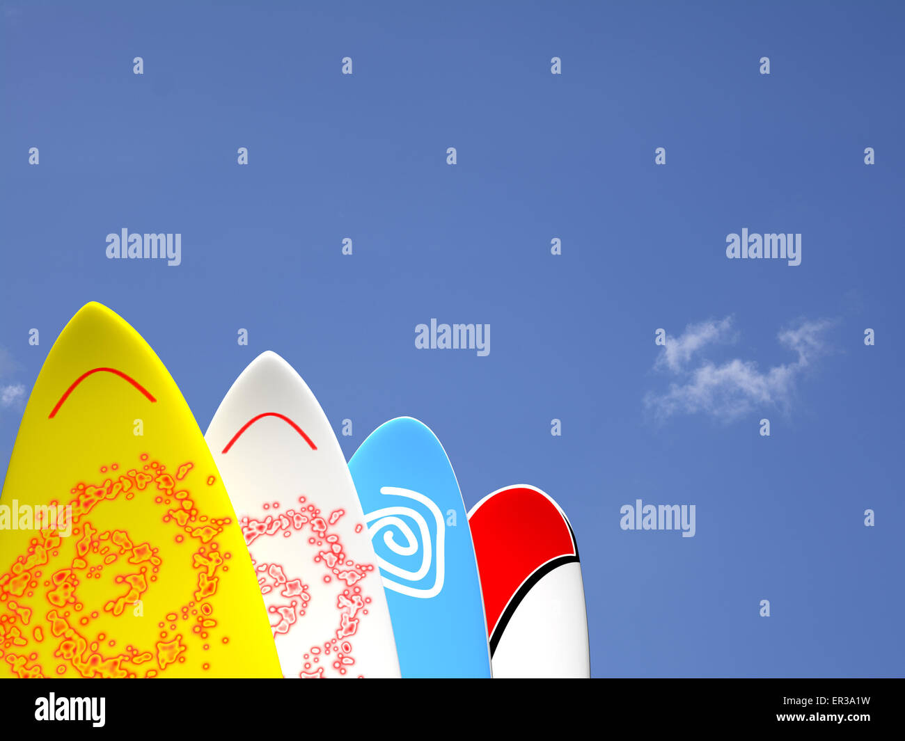 Eine Reihe von Surfbretter vertikal positioniert mit einem blauen Himmel und Wolken im Hintergrund Stockfoto