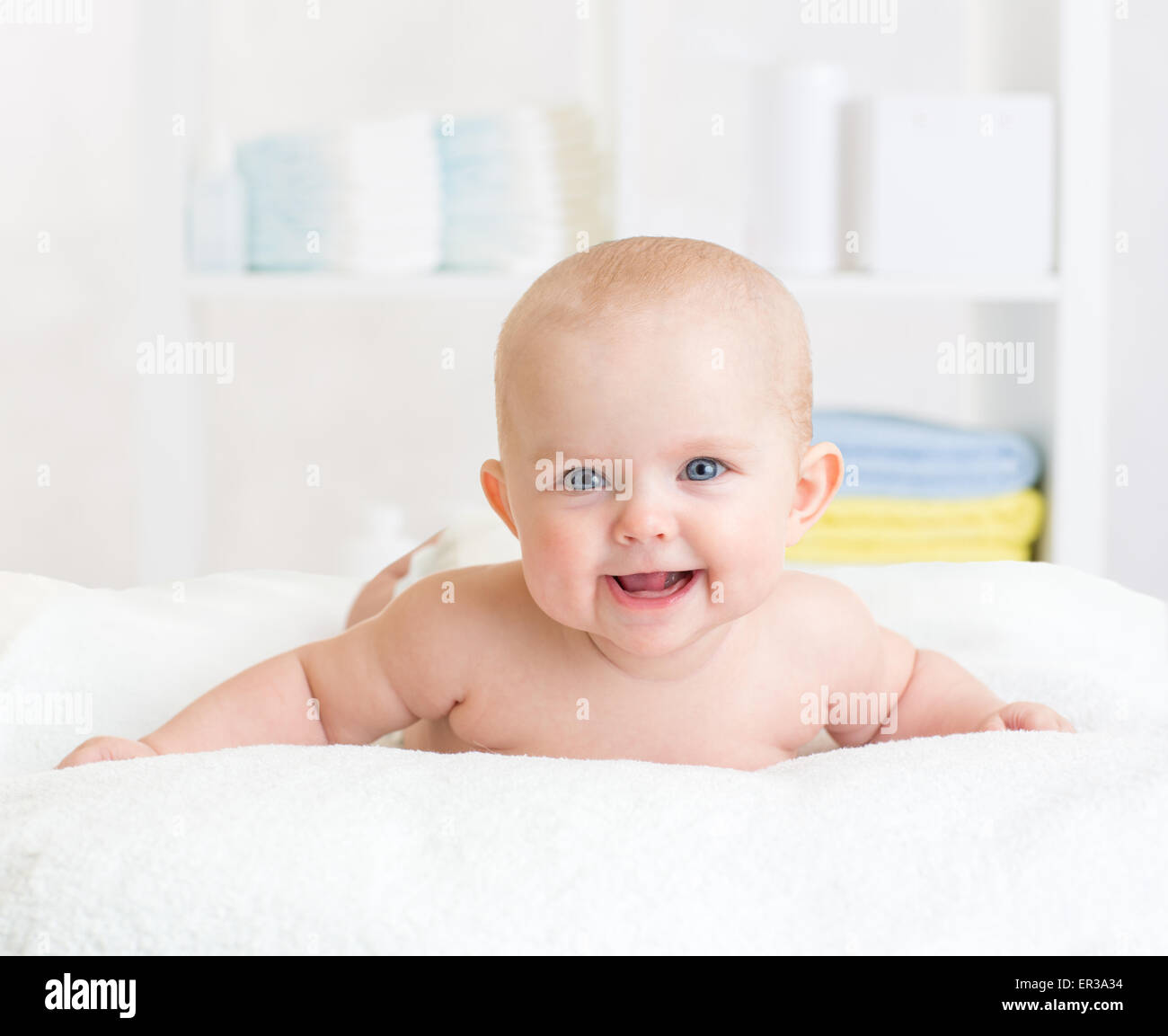 lächelnden Baby ist auf dem Bauch Stockfoto