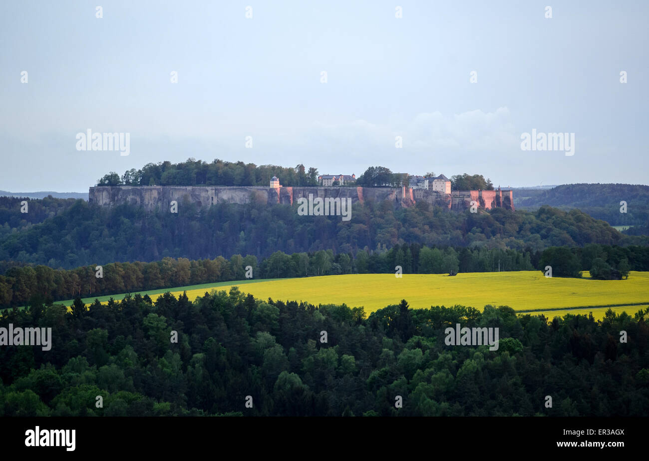 Blick aus einem Felsen in der Nationalparkregion Sächsische Schweiz auf der Festung Königstein in der Nähe von Rathen (Sachsen), Deutschland, 19. Mai 2015. Foto: Thomas Eisenhuth - kein Draht-Dienst- Stockfoto